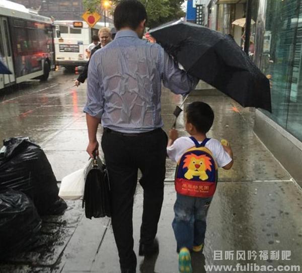 父亲湿透为儿撑伞