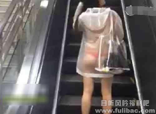 少女穿透明雨衣坐地铁 清晰可见里面穿的红色内裤