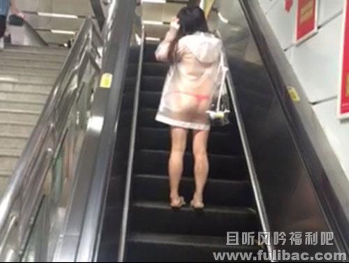 少女穿透明雨衣坐地铁 清晰可见里面穿的红色内裤