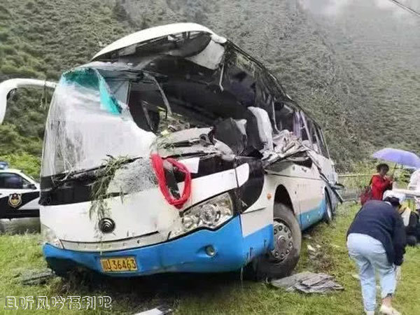 四川阿坝一旅游大巴被飞石砸中 事故造成8死16伤