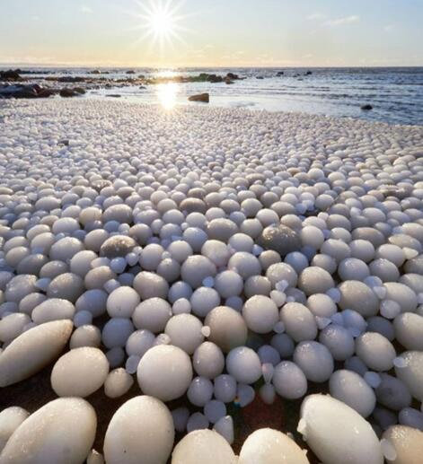 芬兰海滩万颗冰蛋
